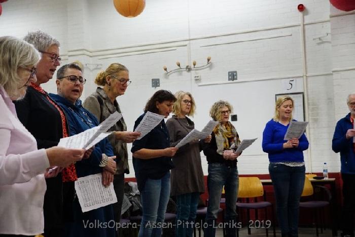 Volksopera Ridder van Pittelo druk aan het oefenen