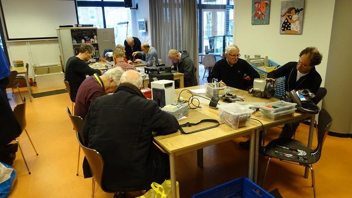 Wachtrij bij Repair Cafe Kloosterveen