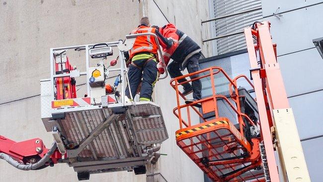 Brandweer redt glazenwasser uit hoogwerker in Assen (Video)