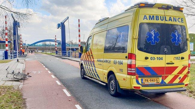 Fietser en scooter botsen in Assen