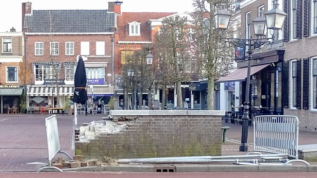 Stadsmuur Markt Assen omgereden