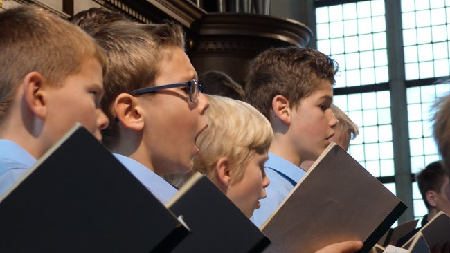 Jongenskoor Dalfsen zingt in de Adventskerk