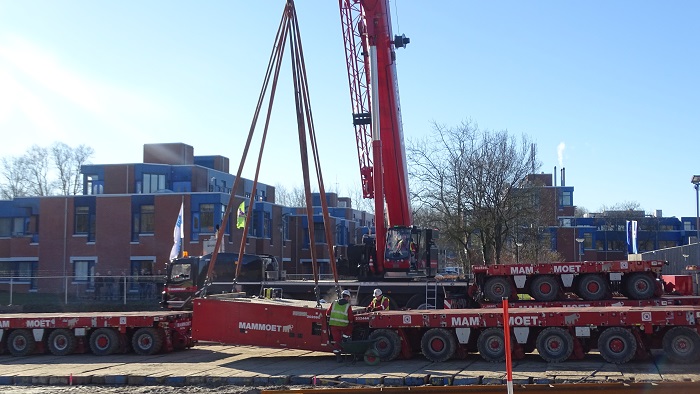 Mega tunneldak van ruim duizend ton verplaatst in Assen