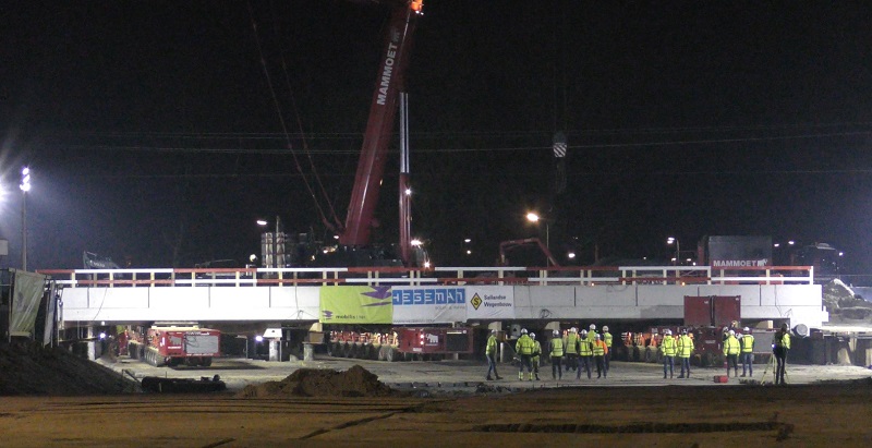 Fotos: Dak tunnel De Maten geplaatst in spoor Assen (Video)