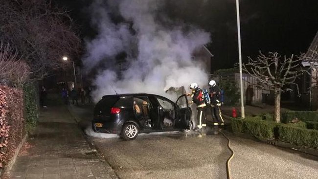 Auto brandt uit in Smilde