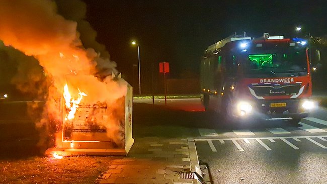 Kledingcontainer in Baggelhuizen brandt uit