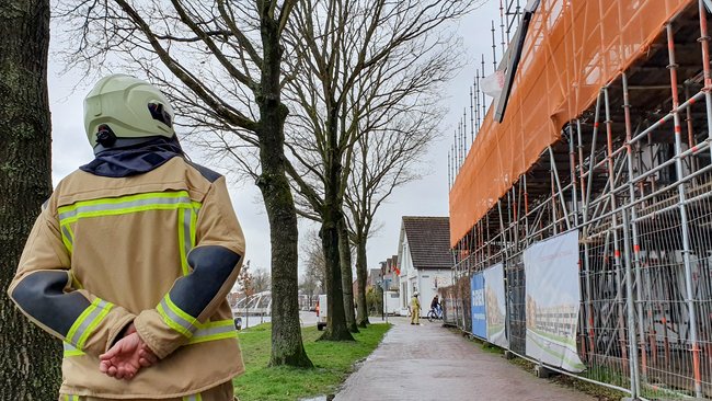 Brandweer verwijdert gevaarlijk hangende kozijn in Assen