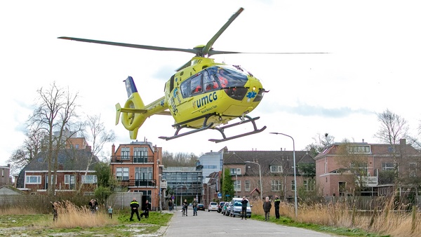 Traumahelikopter landt voor inzet in Oranjebuurt in Assen