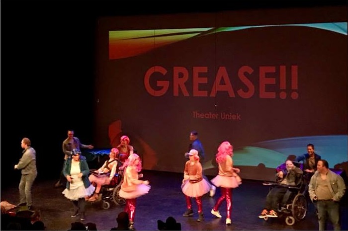 Volle zaal bij theaterstuk Grease in Podium Zuidhaege