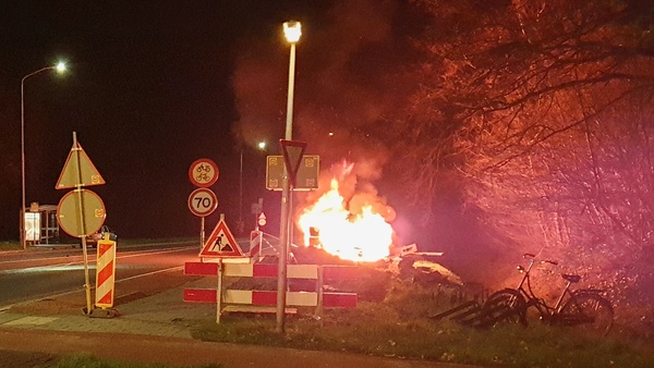 Auto brandt in Assen volledig uit (Video)