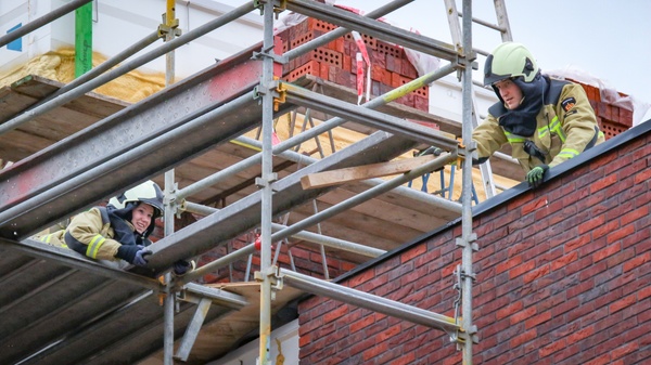 Brandweer verwijdert losliggende planken bij bouwplaats