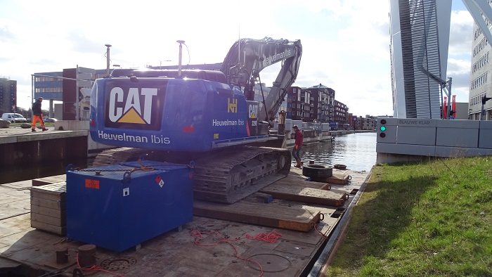 Ponton met kraan vast onder Blauwe Klapbrug (Video)