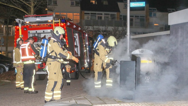 Brandweer blust containerbrand in centrum van Assen