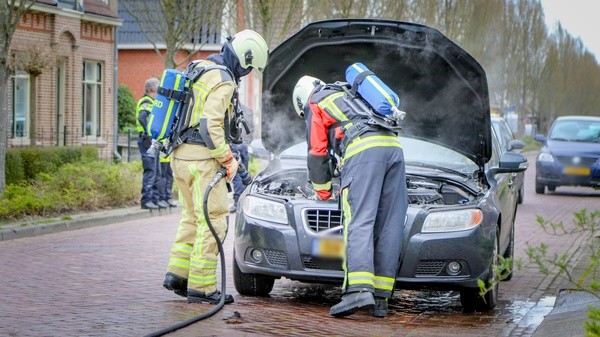 Auto in de brand in Assen-Oost