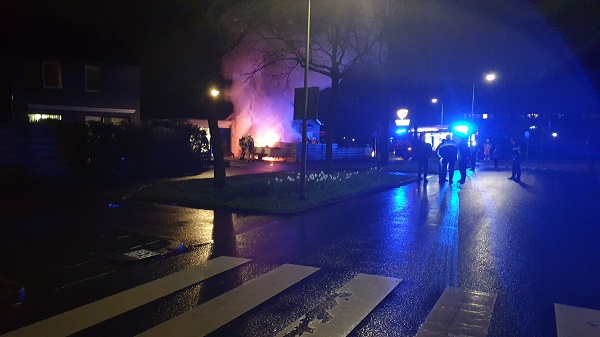 Paniek in Baggelhuizen door forse brand tegen woning (video)