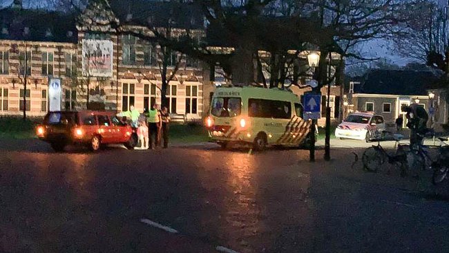 Fietser en auto botsen in centrum van Assen (video)