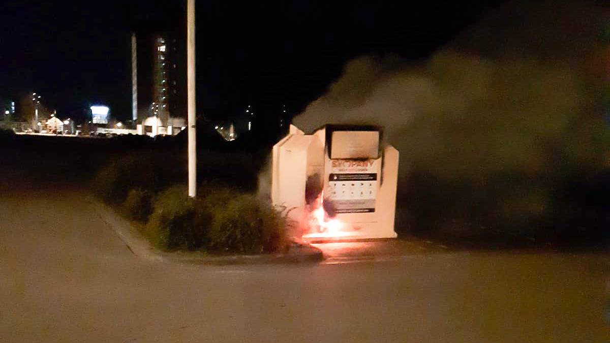 Kledingcontainer in centrum van Assen brandt uit