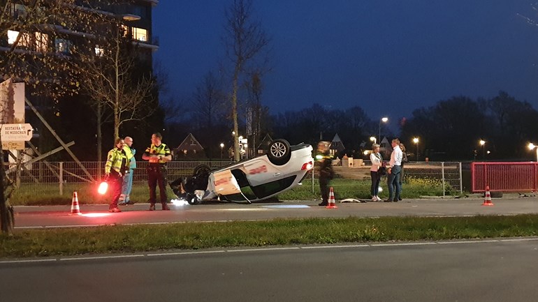 Auto belandt op de kop in Assen