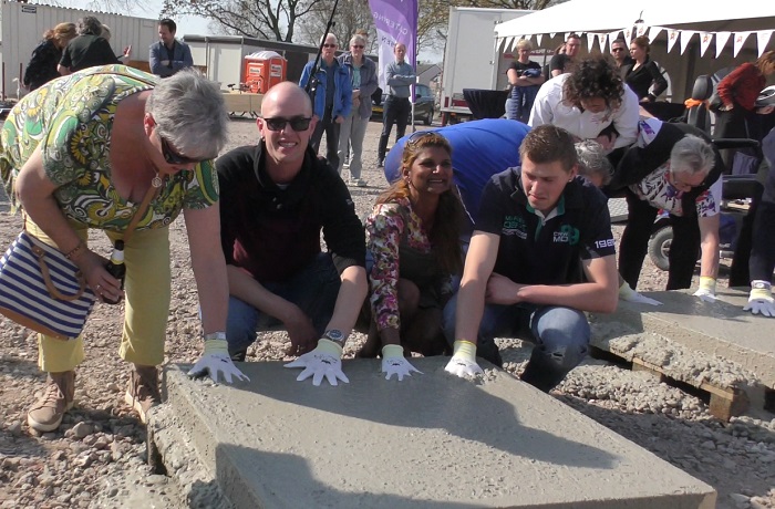 Ludieke opening actie wijkvernieuwing de Lariks (video)