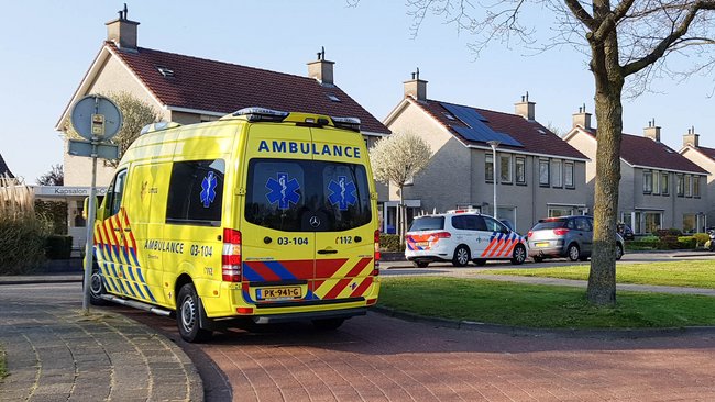 Auto en fietser raken in botsing in Marsdijk