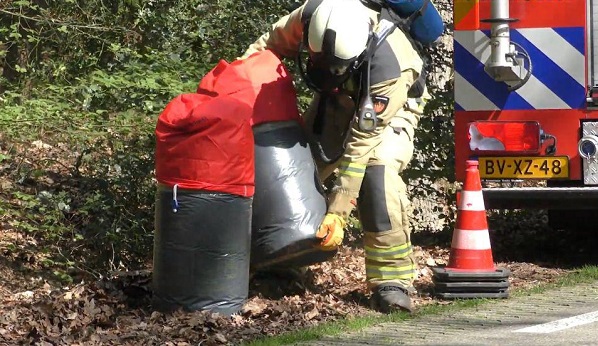 Brandweer naar melding van dumping gevaarlijke stoffen