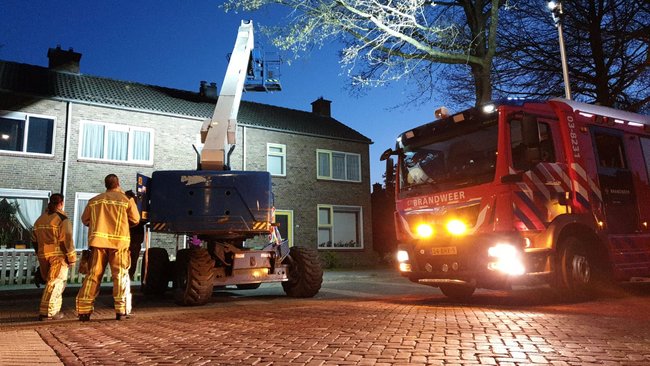 Bakje van hoogwerker belandt op woning in Assen