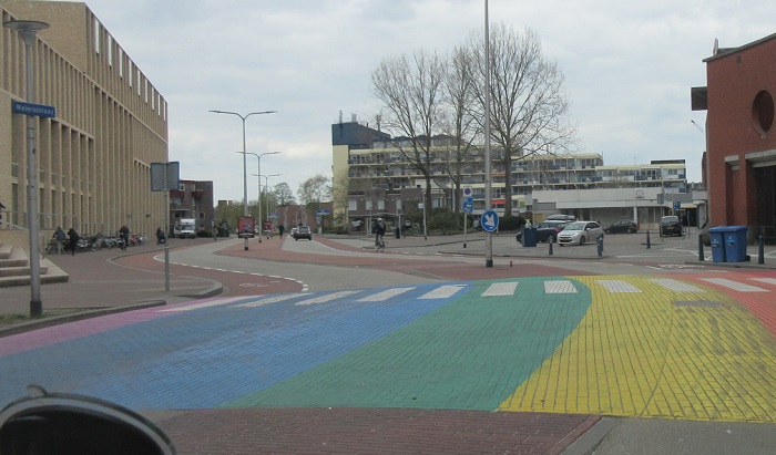 Regenboogzebrapad bij De Nieuwe Kolk laat verf los