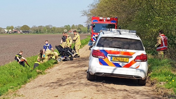 Man in rolstoel belandt in sloot en raakt gewond (video)