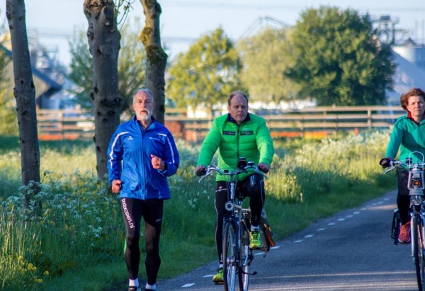 Loopgroep Kloosterveen brengt Bevrijdingsvuur naar Assen