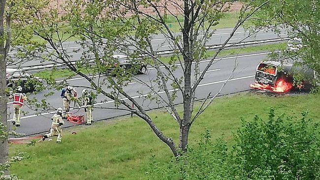 Auto brandt op A28 bij Assen volledig uit