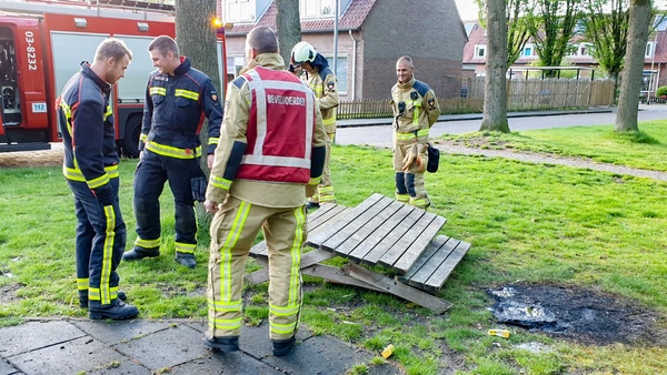 Buurtbewoners blussen buitenbrandje in Assen-Oost