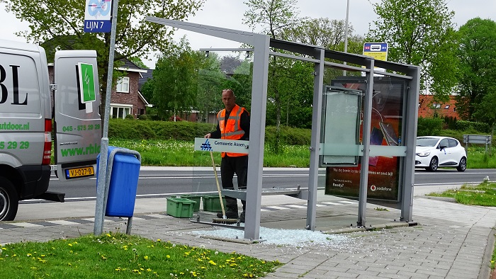 Vandalen vernielen wederom bushokje in Kloosterveen