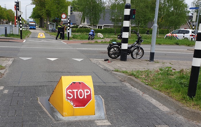 Snorfietser botst op bussluis in Assen