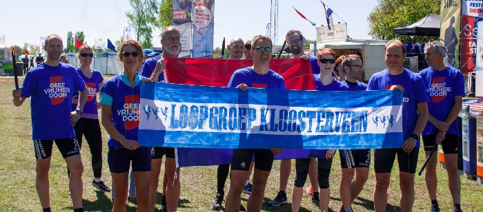 Loopgroep Kloosterveen haalt bevrijdings vuur op