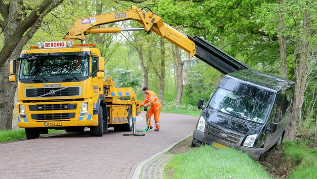 Busje raakt van de weg en belandt in sloot