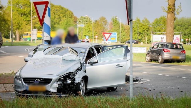 Autos botsen op elkaar in Assen (video)