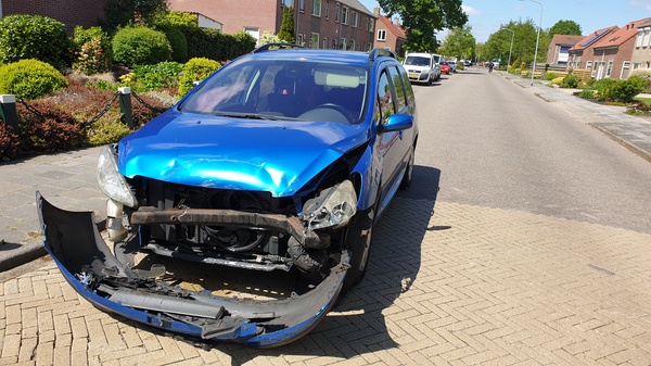 Ongeval tussen twee autos in Bovensmilde