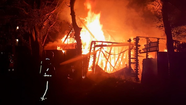 Uitslaande brand in schuur in Assen (video)