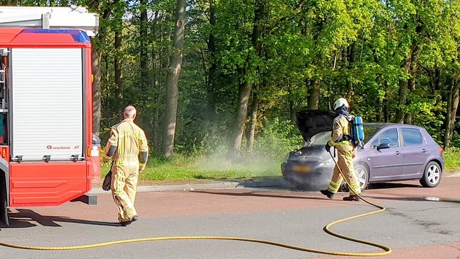 Auto in de brand op parkeerplaats langs A28 bij Assen (Video)