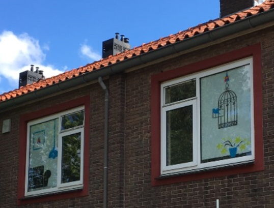 Raamstickers op sloopwoningen Thorbeckelaan