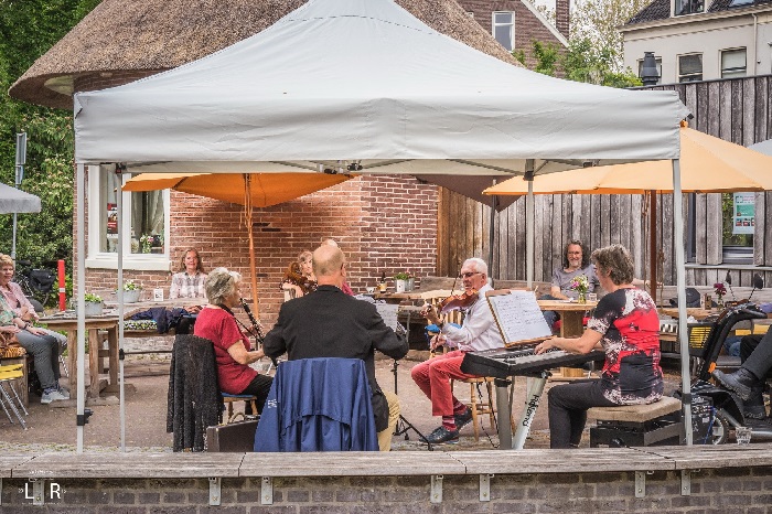 Pompadoer in de tuin met solonmuziek