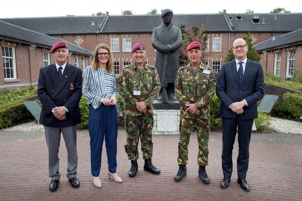 Staatssecretaris Visser bezoekt Stoottroepenmuseum in Assen