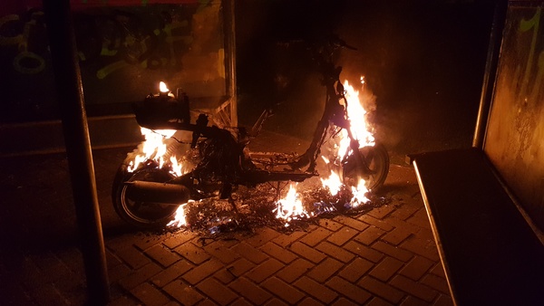 Scooter in de brand in Marsdijk (video)