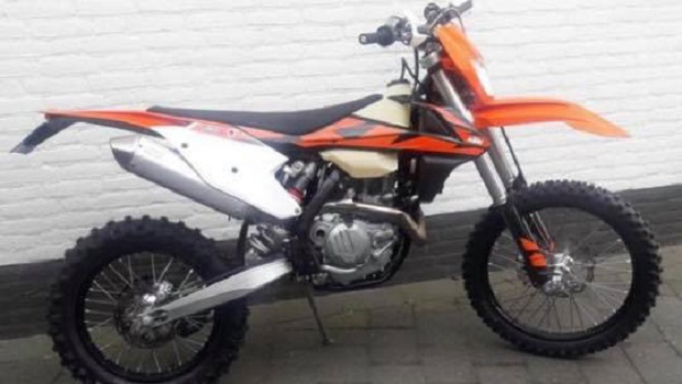 Crossmotor bij wasstraat in Assen gestolen