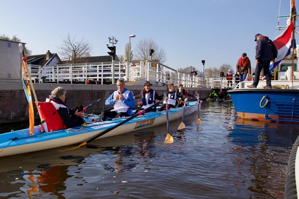 Marco Out ontvangt KiKaRow-roeiboot De Vin in Assen