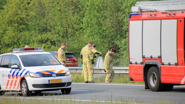 Brand in middenberm van A28 bij Assen