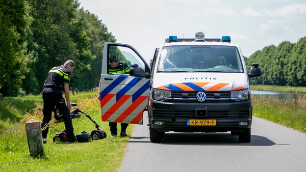 Man in scootmobiel rijdt sloot in en raakt gewond