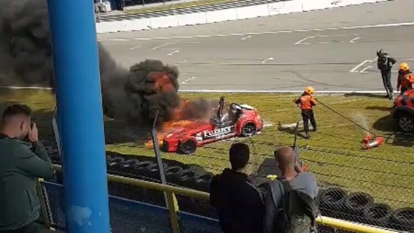 Auto in brand tijdens evenement op TT Circuit (Video)