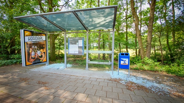 Wederom bushokje in Assen vernield