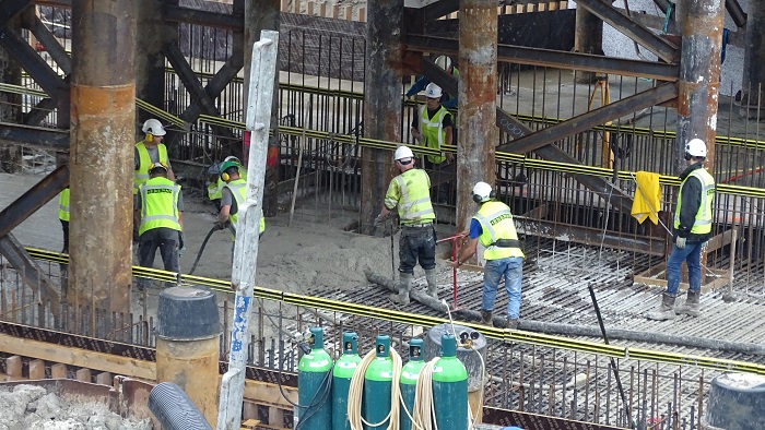 Werklieden tunnel De Maten druk met beton storten (video)